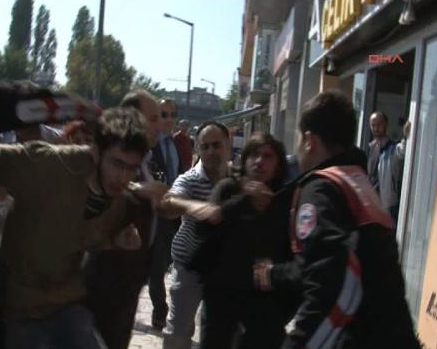 AK Parti ilçe binası önünde arbede - Resim: 1