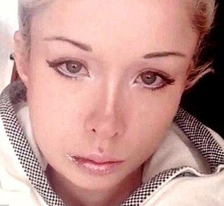 İnsan Barbie'ye evinin önünde dayak! - Resim: 3