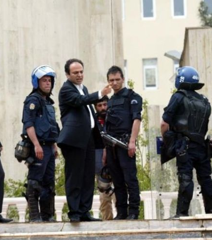 Baydemir polislerle kavga etti - Resim: 1