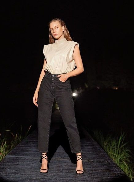 Cem Yılmaz'la ayrılan Serenay Sarıkaya göğüs silikonları için bakın ne yaptı - Resim: 1