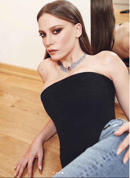 Cem Yılmaz cevabıyla konuşulan Serenay Sarıkaya bacak dekoltesiyle salladı - Resim: 1