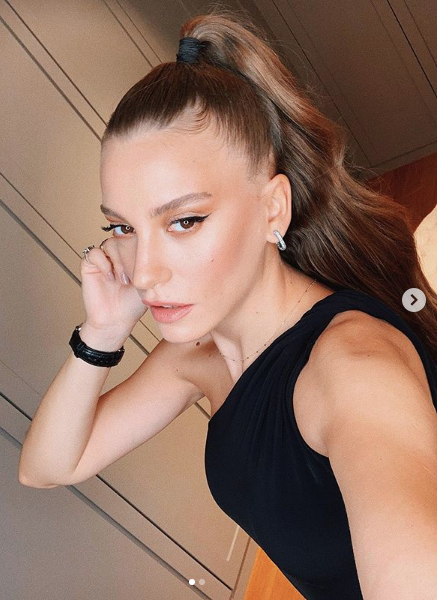 Serenay Sarıkaya'nın bacak dekoltesi sosyal medyaya damga vurdu! - Resim: 1