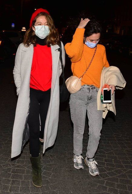 Burcu Biricik kapalı olması gereken mekanda kız arkadaşlarıyla eğlendi! - Resim: 3