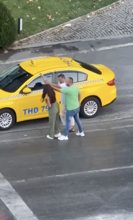 Trafikte tekme ve tokatlar havada uçuştu! Beyoğlu'nda taksici ve yabancı uyruklu kadınlar birbirine girdi - Resim: 2