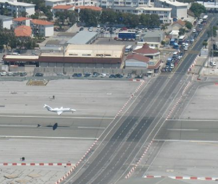 Havaalanının içinden otoyol geçiyor! - Resim: 4