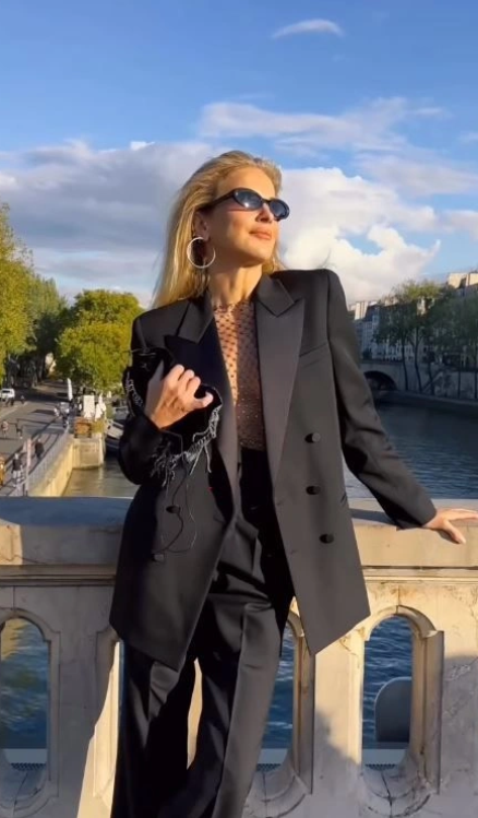 Ceketini giydi dışarı çıktı sütyensiz kombini olay oldu! - Resim: 4