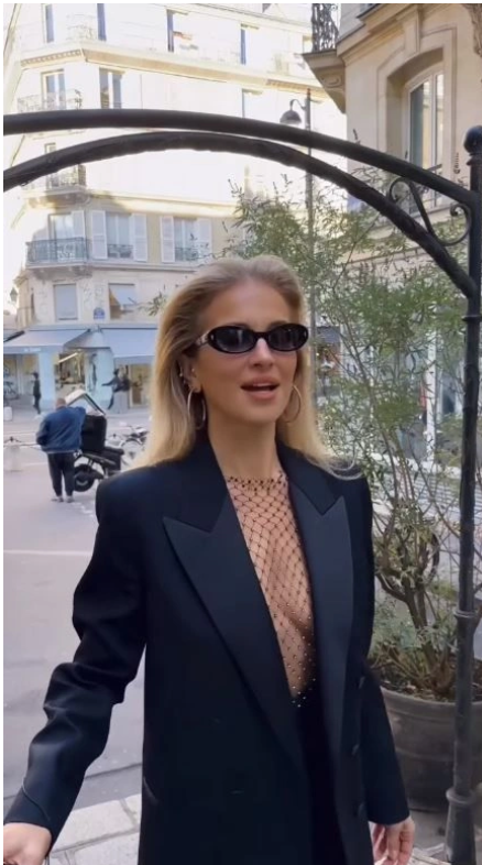 Ceketini giydi dışarı çıktı sütyensiz kombini olay oldu! - Resim: 0