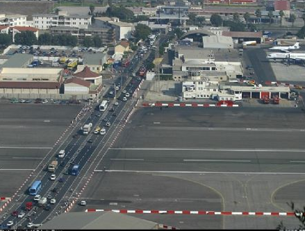 Havaalanının içinden otoyol geçiyor! - Resim: 3