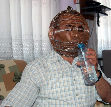 Sigara içmemek için başını kafese kilitliyor! - Resim: 4