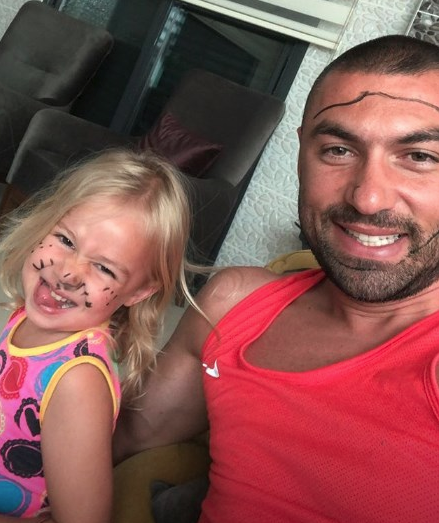 Burak Yılmaz kızlarıyla tatile çıktı çocuklar gibi eğlendi - Resim: 2