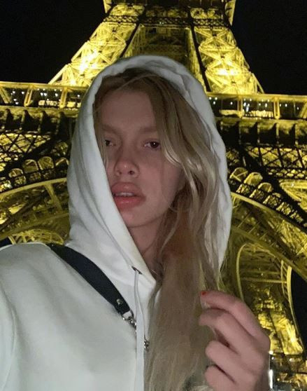 Aleyna Tilki Süper mini elbisesiyle poz verdi sosyal medyada olay oldu - Resim: 1