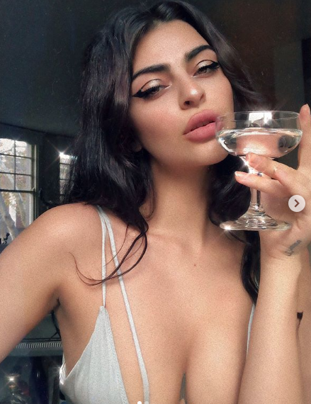 Giydiği kıyafetle kiliseden kovulan kız bakın kim çıktı! Türkiye'de... - Resim: 1