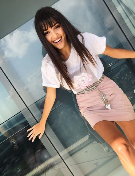 Hande Erçel dekolteli pozunu paylaştı takipçilerinin ağzı açık kaldı - Resim: 1