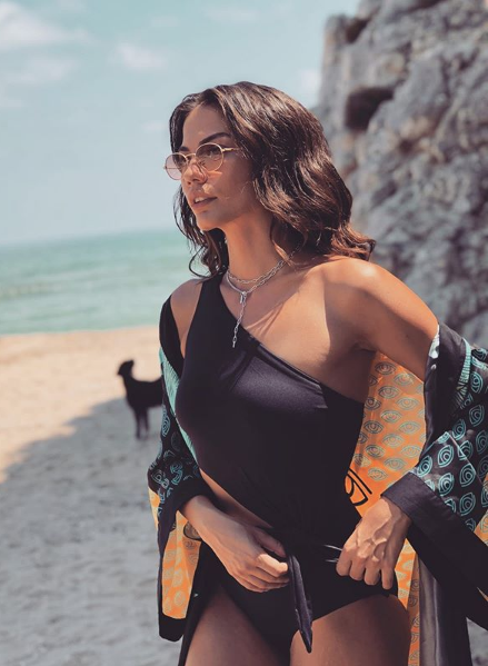 Erkenci Kuş'un yıldızı Demet Özdemir siyah mayosuyla göz kamaştırdı! - Resim: 3