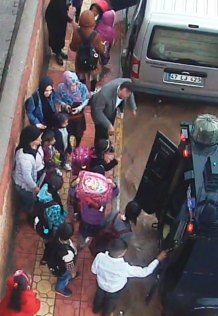 Yağmura yakalanan öğrencilere 'Çevik İlgi' - Resim: 2