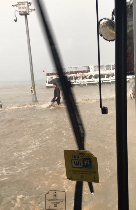 İstanbul'da işe yüzerek gitmeye çalışan vatandaş konuştu - Resim: 2