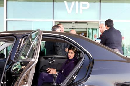 Aynı gün iki elbise değiştirdi - Resim: 2