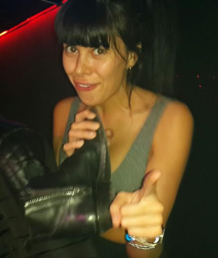 O şarkı çalınca ayakkabısını gösterdi - Resim: 3