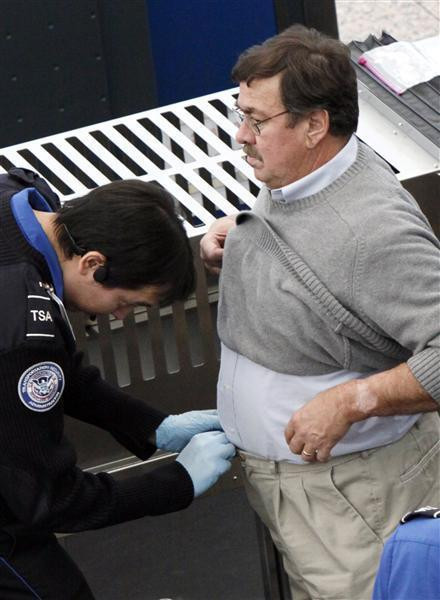 Havalimanının ortasında yaptı arama yapması gerektiğini söyledi ve... - Resim: 2