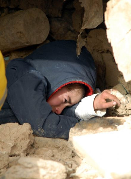 Depremde ölen annesini arıyor! - Resim: 1