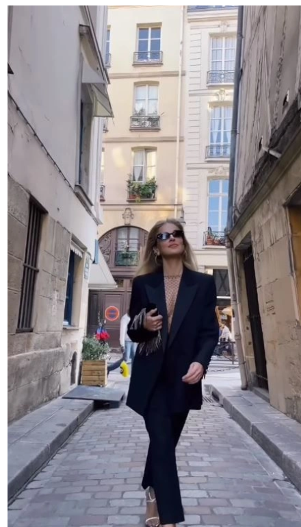 Ceketini giydi dışarı çıktı sütyensiz kombini olay oldu! - Resim: 1