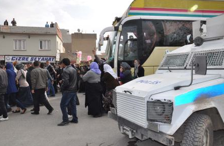 Tank taburu önünde Öcalan fotoğrafı - Resim: 1