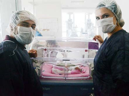 Mucize bebeğe bakın kendinden büyük tümörle doğdu - Resim: 1