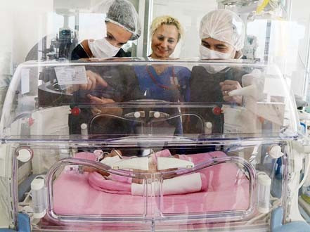 Mucize bebeğe bakın kendinden büyük tümörle doğdu - Resim: 3