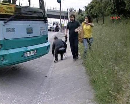 MHP'lilere miting dönüşü taşlı saldırı - Resim: 2