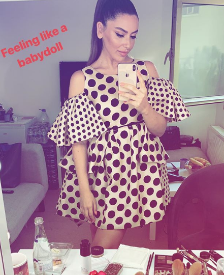 Hadise O Ses Türkiye setinde eteğini kaldırıp paylaşım yaptı sosyal medya yıkıldı - Resim: 1