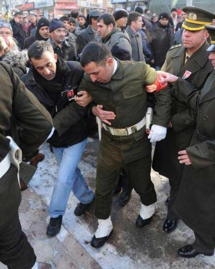 Şehit cenazesinde korkutan kaza - Resim: 3