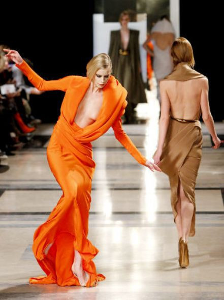 Podyumların güzelleri böyle yere kapaklandı! - Resim: 3