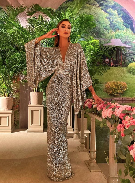 Gülben Ergen ve Özge Ulusoy pişti oldu elbiselerin 'göğüs farkı' ise olay! - Resim: 4