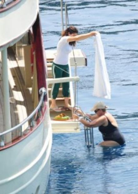 Tansu Çiller'i bornoz da kurturamadı - Resim: 1