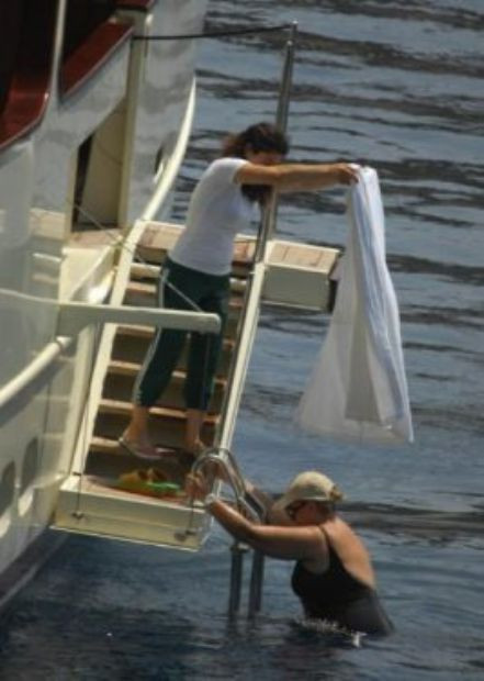 Tansu Çiller'i bornoz da kurturamadı - Resim: 3