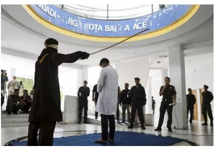 Endonezya'da evli olmayan çift ifşa edildi! Kalabalığın önünde kırbaçlandılar - Resim: 0