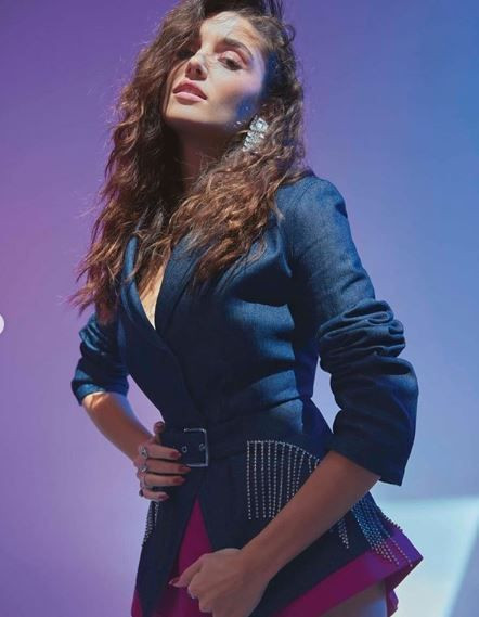 Hande Erçel dekolteli pozunu paylaştı takipçilerinin ağzı açık kaldı - Resim: 4