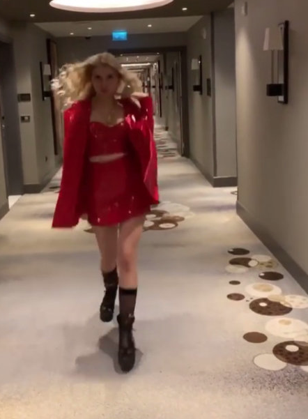 Aleyna Tilki yine olay! Yılbaşı gecesi kırmızı mini elbisesi ile büyüledi - Resim: 3