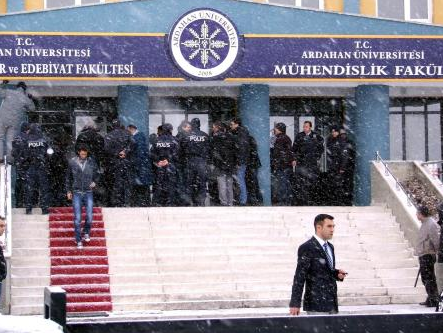 Köylüler üniversiteyi bastı - Resim: 4