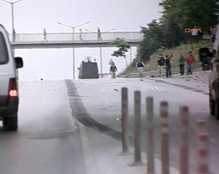 MHP'lilere miting dönüşü taşlı saldırı - Resim: 4