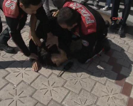 AK Parti ilçe binası önünde arbede - Resim: 3