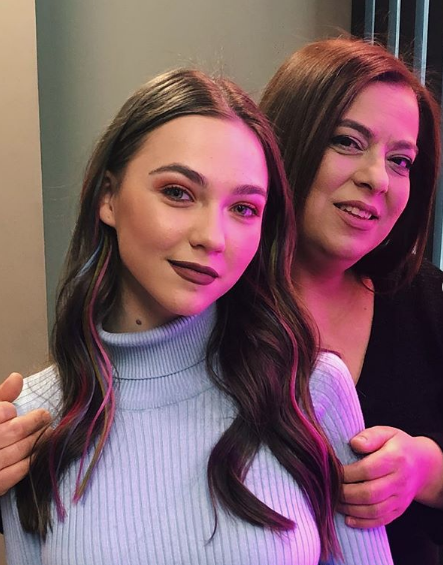 19 yaşındaki oyuncu Miray Akay'ın erken nişanlanması takipçilerinden tepki çekti - Resim: 4