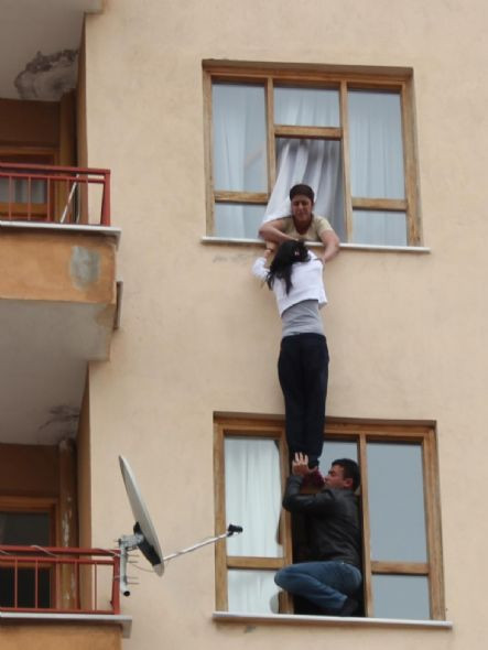 Cep telefonu kavgası pencerede bitti - Resim: 2