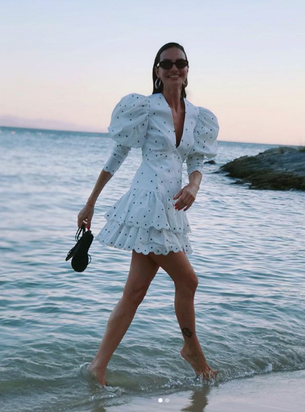 Yasemin Özilhan kırmızı mayosuyla veda etti sosyal medya sallandı - Resim: 1