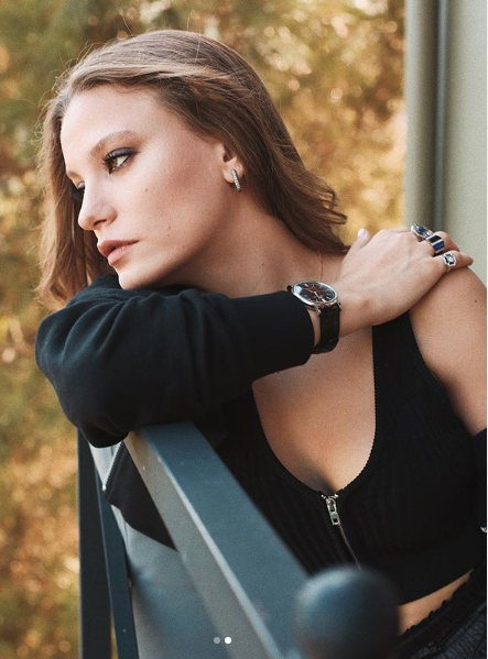 Serenay Sarıkaya'nın bacak dekoltesi sosyal medyaya damga vurdu! - Resim: 4