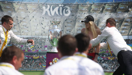 FEMEN kızları bu kez kupaya saldırdı! - Resim: 2