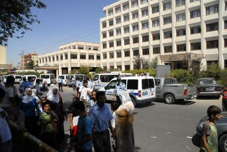 Suları akmayınca belediyeyi bastılar! - Resim: 1