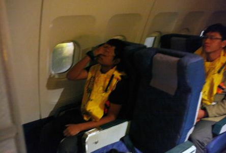 Motoru alev alan uçakta dehşet anları - Resim: 4