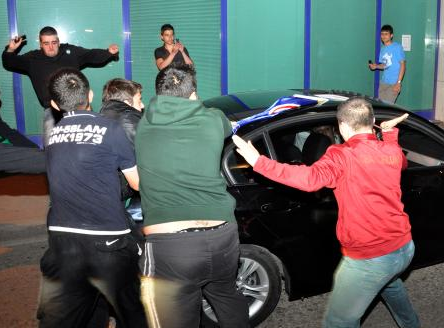 Fenerbahçe formasını zorla çıkarttılar - Resim: 1