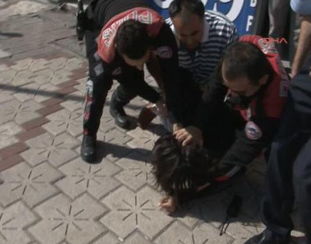 AK Parti ilçe binası önünde arbede - Resim: 4